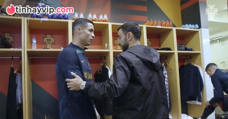 Dân tình xôn xao biểu cảm của Ronaldo trước Bruno: CR7 “đứng hình” sau cái bắt tay