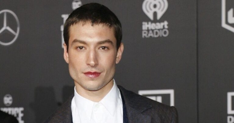 Warner Bros họp khẩn vì lùm xùm Ezra Miller bị bắt giữ tại Hawaii