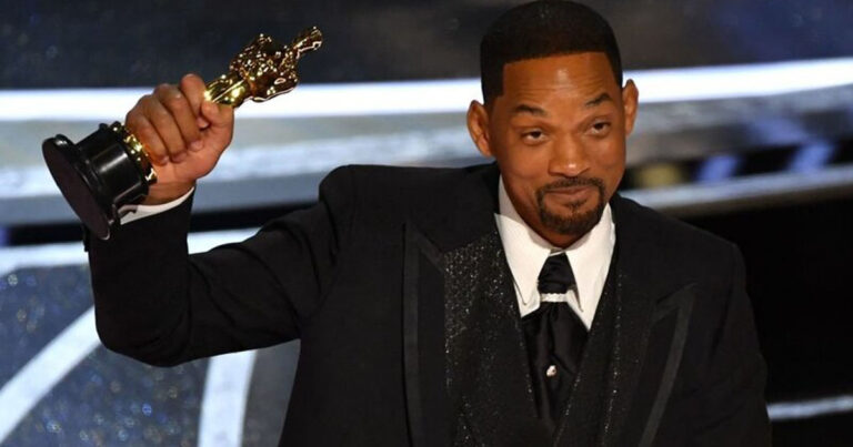 Will Smith tát Chris Rock: Nam tài tử lên tiếng xin lỗi, vé của Chris Rock cháy hàng