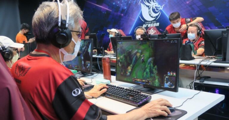 Giải đấu esports dành cho người cao tuổi đầy độc đáo khiến giới trẻ cũng phải trầm trồ